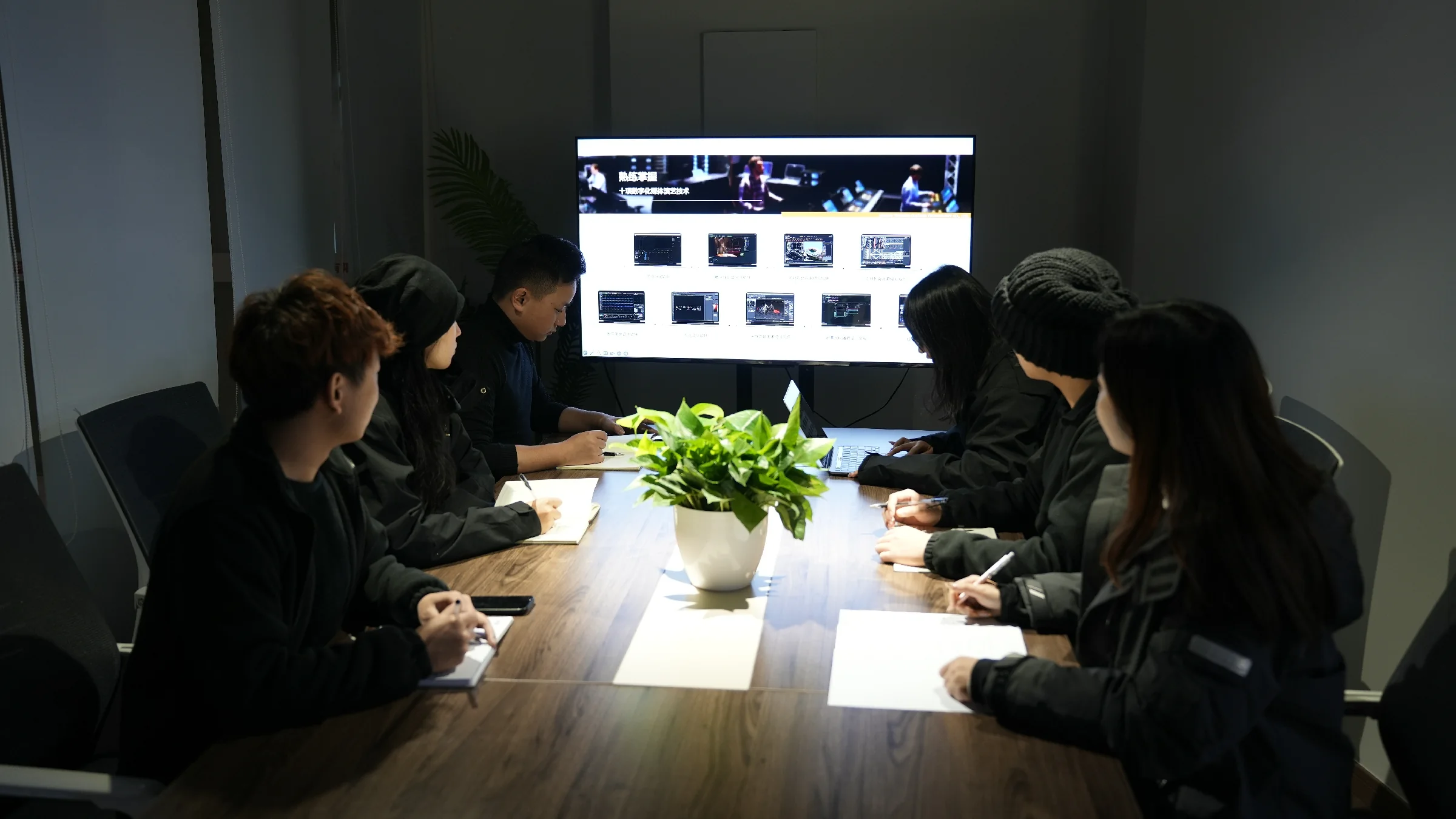 屋顶兄弟办公与团队环境 2