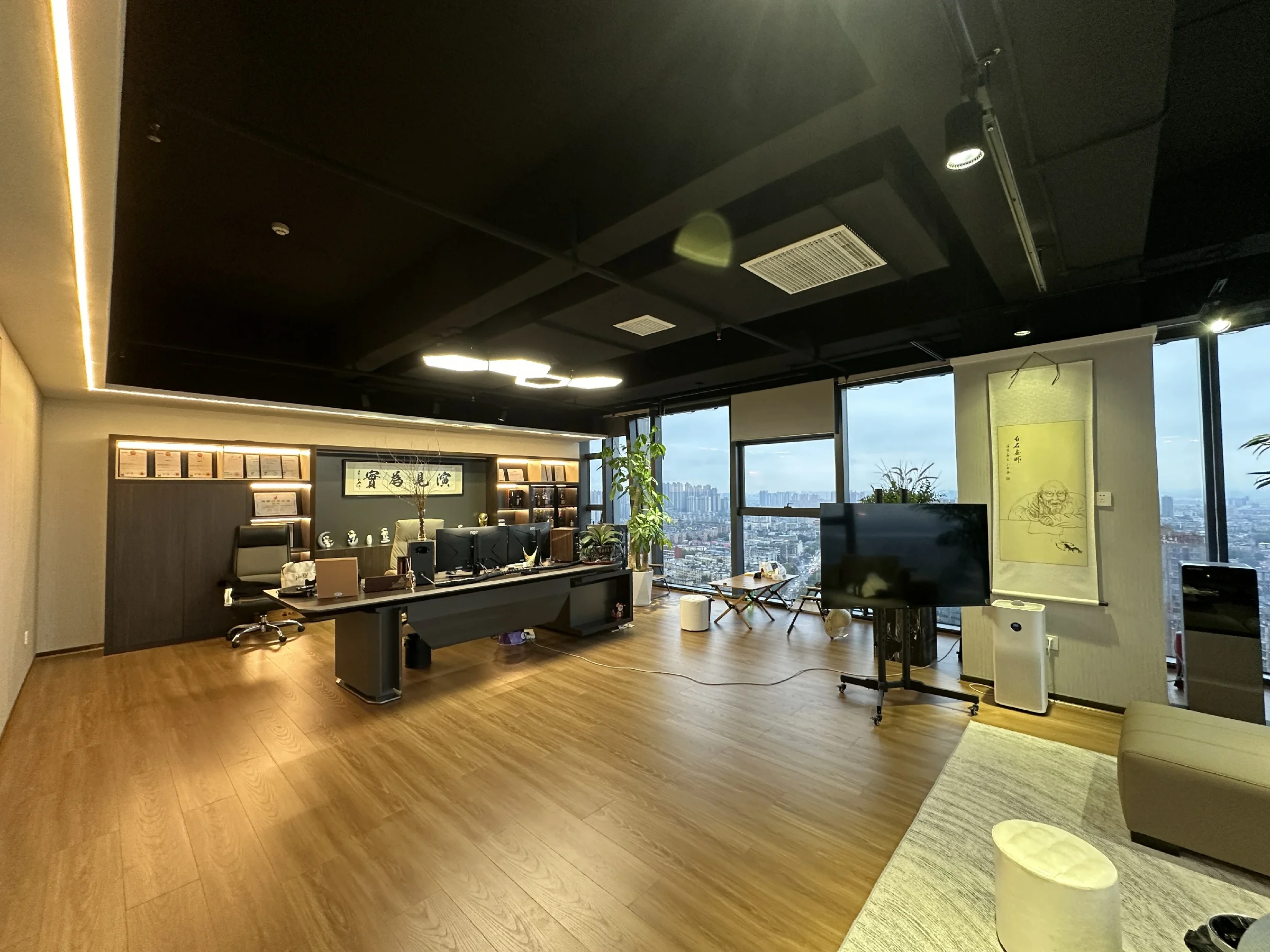 屋顶兄弟办公与团队环境 9